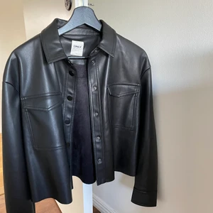 Svart ”skinn jacka”  - Säljer denna ”skinn jackan” från märket Only. Köpte för ett tag sedan men aldrig använt, så i fint skick. 