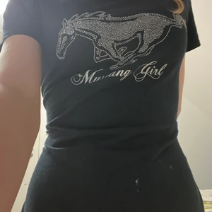 Snygg tshirt  - Svart T-shirt med rhinestone tryck, bra skick 