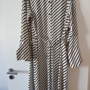 Klänning från HM - Super fin längre klänning från HM. Köpt i sommar och rnbart använd en gång.