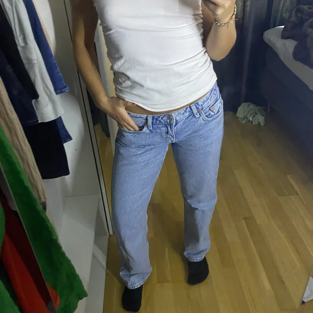 Snygga Arrow jeans från Weekday. Säljer då jag vill ha mer bagy. . Jeans & Byxor.