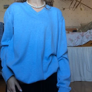 blå tröja  - jättefin ljusblå tröja som passar perfekt till höst/vinter!! köpt second hand men i bra skick. 