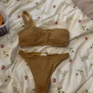 Helt ny bikini - Överdelen är i storlek M och underdelen i S