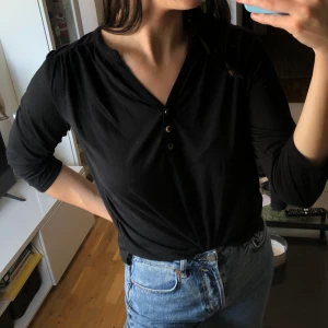 Tunn tröja från h&m - En tunn och skön trekvartsärmad tröja från H&M. Använt skick! Storlek M. Vädigt skön att bara ha till vardags eller gå hemma i.