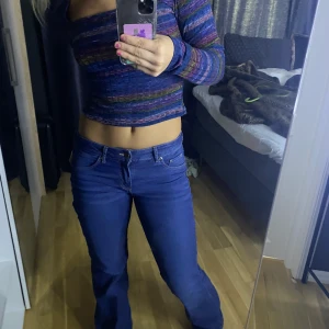 Snygga lågmidjade jeans - Ett par lågmidjade jeans ifrån hm. Dom är supersköna och i bra skick, säljer då dom är lite förstora för mig. Dom är i storlek 36.