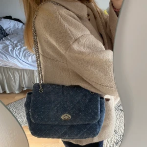 Väska  - INTRESSEKOLL Jeansväska från Beck söndergaard. Perfekt storlek och så fin färg! Betalning sker via swish🥰 har bud på 900