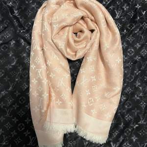 Louis Vuitton-sjal ’Monogram shine shawl’ i färgen Ecru. 142x142 cm. Äkta! 