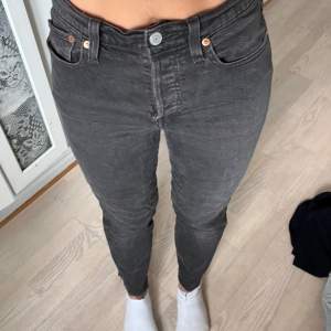 Gråa jeans från Levi’s i storlek W26.   Säljaren står för fraktkostnaden. Kolla gärna in mina andra annonser - rensar garderoben!💓