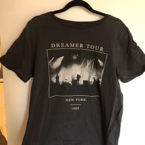 T-shirt från Fina Tricot (Dreamer tour tryck) - T-shirt från Gina Tricot. Använd men legat i garderoben länge nu, därför lätt skrynklig och redo för en ny användare, så försvinner vikväcken fort😋. Storlek L, men skulle säga den är mer en M. 