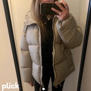 Jacka  - Säljer denna trendiga jackan från hm. Aldrig andvänd, helt ny. Strl S  Helt slutsåld 