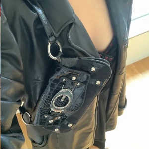 Äkta skinnjacka! - Köpte denna på plick och vill tyvärr inte ha för jag bär inte äkta skinn. Användt skick. Inte mina bilder. Fråga för fler bilder 🤗 Passar fler storlekar beroende på hur ni vill att den ska sitta, sitter oversized på mig som har storlek S. 