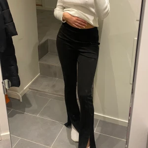 Thights - Svarta kostym thights ish, har slits längst ner🖤