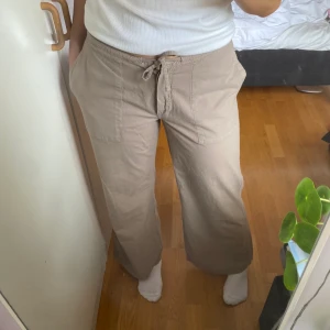 Linnebyxor lågmidjade  - Superfina Lågmidjade linnebyxor från vero moda. Säljer då de är lite korta på mig(180cm), skriv privat för frågor eller bilder!!
