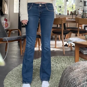 Lågmidjade jeans  - Superfina jeans med låg midja💗 Passar på mig med strl 34/36 och är 167cm