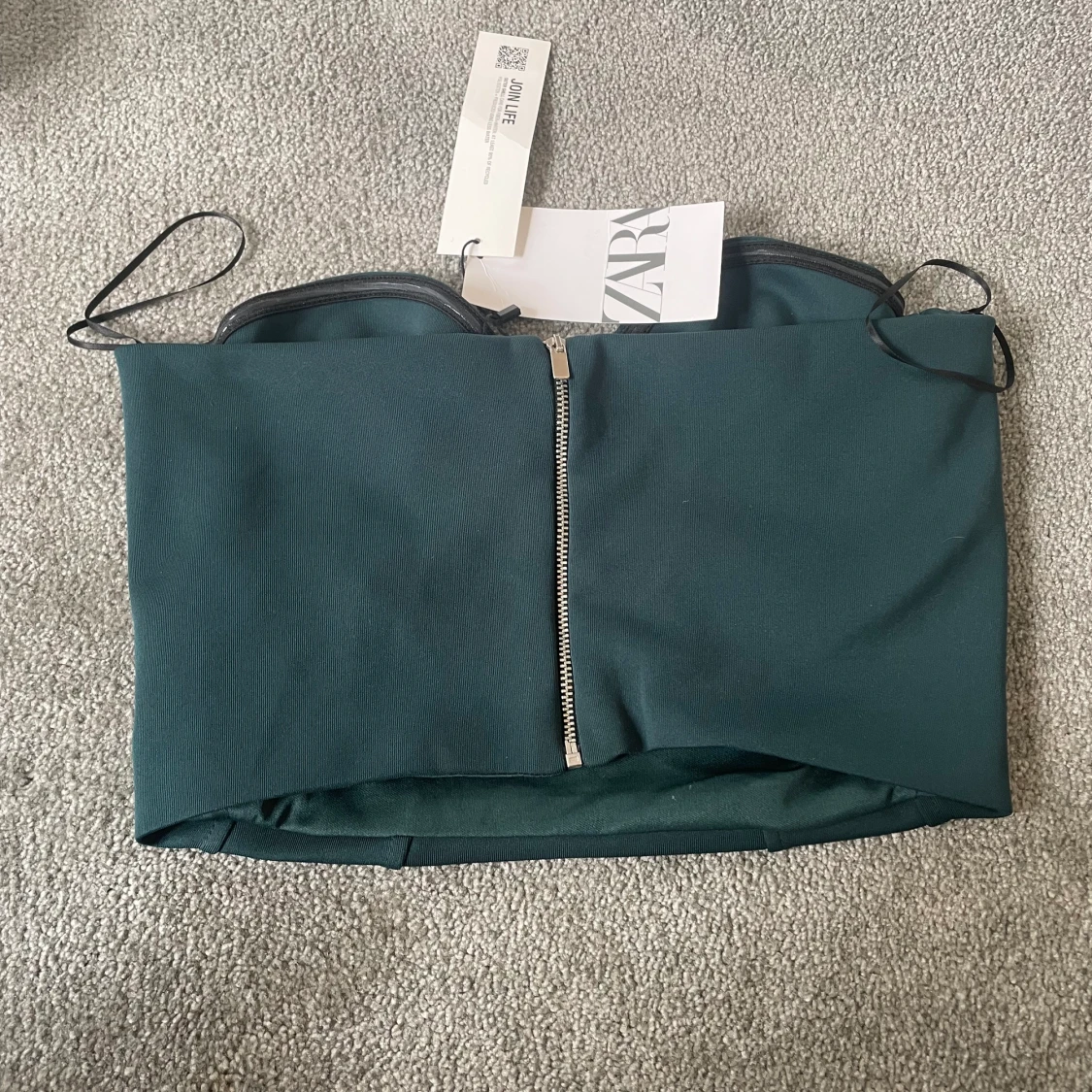mörkgrön bandeau/korsett-topp från zara sitter jätte snyggt på. Perfekt till fest. Storlek M  - 90