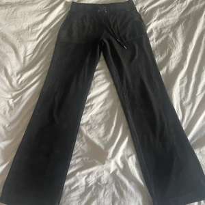 Juicy Couture byxor - Jag säljer dessa trendiga Juicy Couture byxor i svart. Byxorna är i det mjuka materialet velour och är i fint skick. Köparen står för frakt