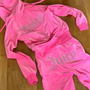 Chock-rosa Juicy Couture set - Barbie rosa aldrig använt så i helt nyskick juicy couture set!! Säljer pga satt inte helt som jag ville på mig :( sjukt mjukt och mysigt och alla stenar kvar samt inga fläckar. Storlek xs men hade lätt passat s också!! Frakt: 69kr