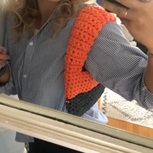 Virkad väska  - Så fin och trendig virkad väska i orange/peach och mörkgrå! Gjord av mig 😇 älskar kombon med en blårandig skjorta! Cph-stil 🤠 