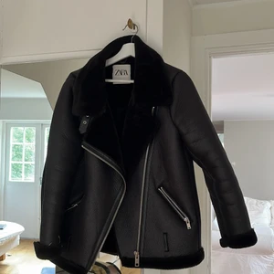 Zara jacka  - Säljer min superfina zara jacka då den tyvärr inte riktigt är min stil längre. Super varm och skön till vintern/ hösten, strl M. Jättefint skick