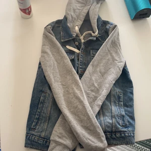 Jeansjacka - Jeansjacka/halvhoodie. Superfin😍😍