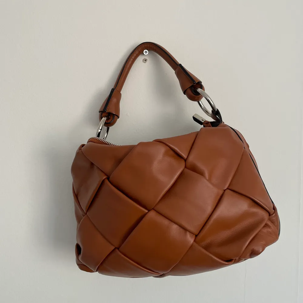 En brun handväska från GIULIA MONTI. Superfint skick då den är nästan oanvänd. Säljs då jag inte använder den längre! Köpare står för frakt 🌻🥰. Väskor.