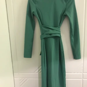 Grön klänning från Boohoo  - Jättefin klänning från Boohoo som är oanvänd. Storleken är S men passar även XS. Priset kan diskuteras 