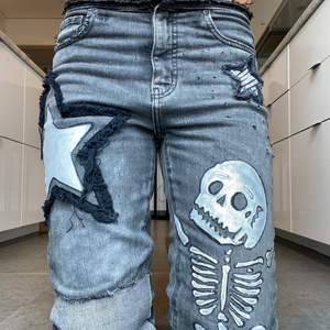 Gråa jeans som jag gjort lägre i midjan, & även designat! Byxorna är XS! Jag står för frakten! 📦 