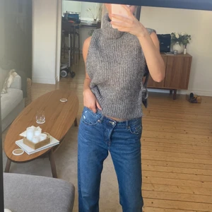 Stickad poloväst - Gråbeige väst med knyt i sidan, mycket bra skick!