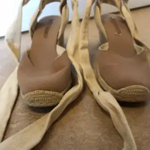 Rosa skor med kilklack och snörning man knyter längs ankeln. Från Zara