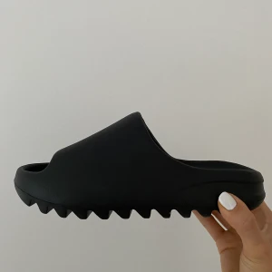 Yeezy Slide Onyx - Säljer oanvända äkta Yeezy Slides Onyx köpa från Adidas Confirmed storlek 38. 