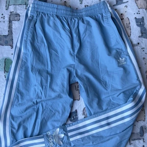 Adidas Track Pants - Supersköna byxor i nyskick. 💕 Dragkedjefickor 💕 samt snörning på insidan. Mudd även nertill. Adidas loggan endast längst ena benet. Så jävla fin bebisblå, önska jag kunde använda dessa men dom är alldeles för korta för mig som är 170cm 😔 