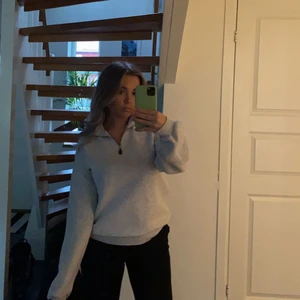 Grå tjocktröja med kedja - Jag säljer denna gråa tröja med dragkedja från nelly (använd endast ett par fåtal gånger). Nypris 299kr. Jag säljer för 50kr + frakt💗💗