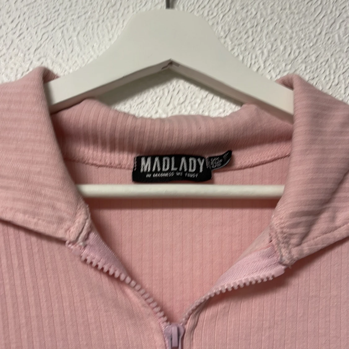 CROPPAD PIKÉ - RIBBED ZIP PINK - 91