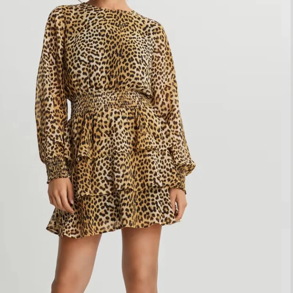 Leopardklänning från Ginatricot. Använd 1 gång. . Klänningar.