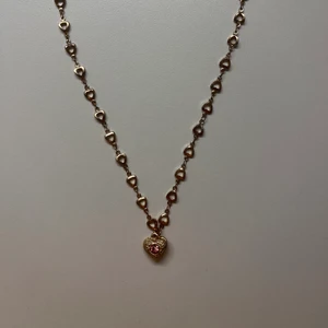 Hjärthalsband i guld - Knappt använd! Sista bilden är från hemsidan (: