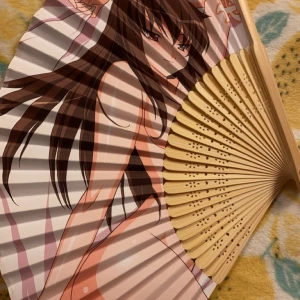Solfjäder, ihopfällbar fläckt, anime manga, akisora in a dream - En solfjäder med ett med akisora in a dream print. Tar endast emot swish, skriv priv för nummret.