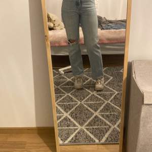 Högmidjade jeans från Zara, jag är 159 och de är ej uppklippta utan det ut så där.  Ett hål vid knät. För mer frågor eller mer bilder kontakta gärna mig privat💗