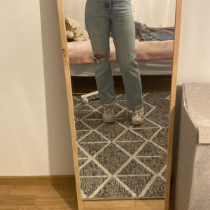 Zara jeans - Högmidjade jeans från Zara, jag är 159 och de är ej uppklippta utan det ut så där.  Ett hål vid knät. För mer frågor eller mer bilder kontakta gärna mig privat💗