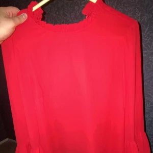 Blus - Säljer denna röda blus, som knappt är använd.