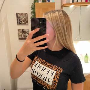 Cool t-shirt från Ginatricot med leopard tryck, storlek Xs men funkar på S, säljer då den är för liten.🥰 frakt tillkommer 