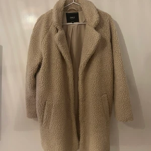 Teddyjacka - Teddyjacka från Only, knappt kommit till användning pga inte min stil, nypris 1100kr 😇