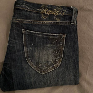 Jeans  - Vintage Replay Jeans. Storlek: 28/32, passar mig som bär 36 i jeans. Modell: straight leg & low waist. Inte min stil längre men är väldigt trendiga just nu. 