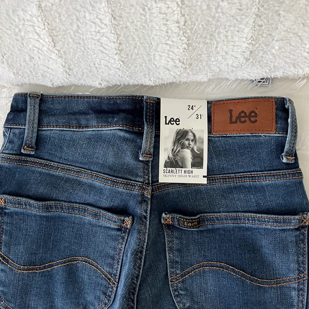 Lee jeans storlek 24/31. Aldrig använda med etikett kvar. Köpta på Nelly för 1000 kr. Säljs för 500, frakt tillkommer. . Jeans & Byxor.