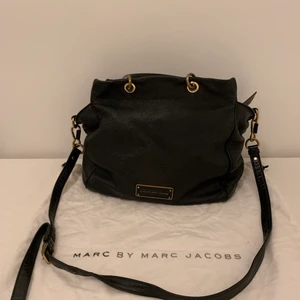 Marc by Marc Jacobs  - Äkta Marc by Marc Jacobs läder väska. Köpt på Zalando för några år sen.  Väskan har jag använt under ett period sen har den bara stått i  skåpet under en lång tid. Den är rymligt för en weekend eller funkar till vardag oxå. 