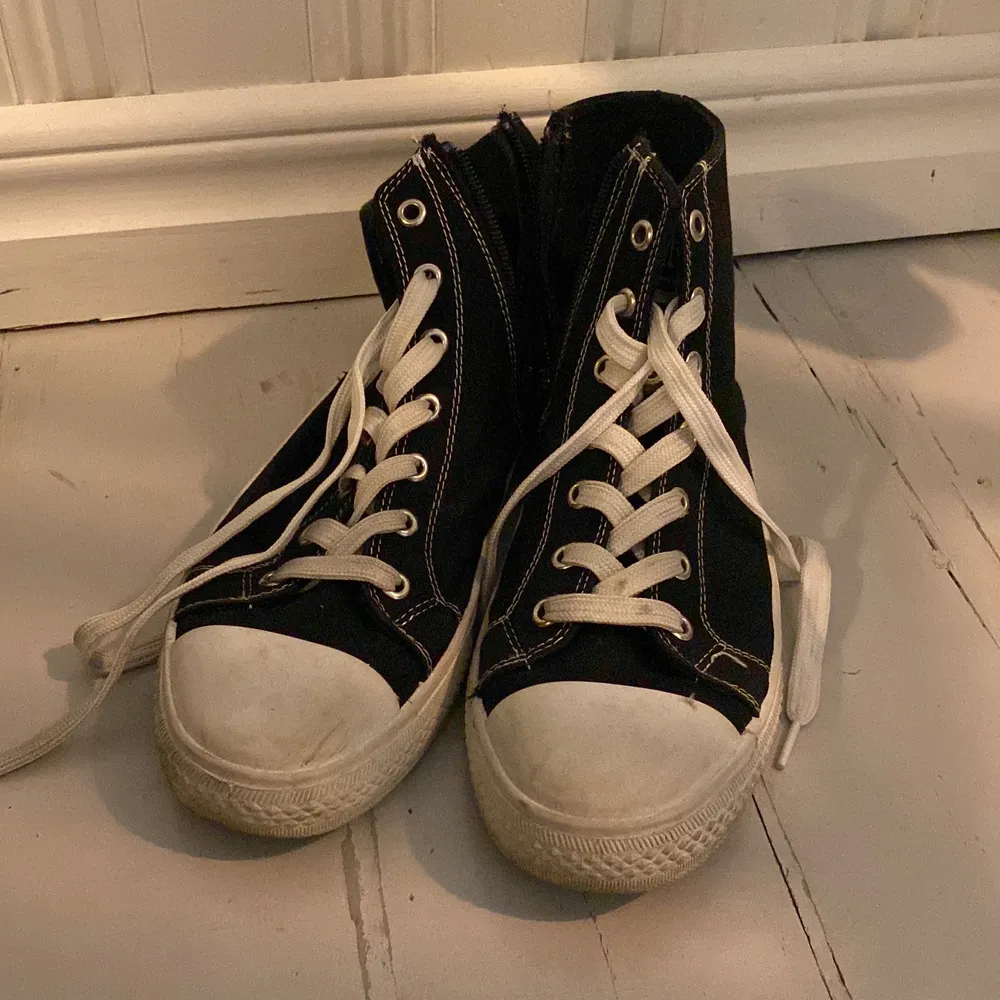 Svarta converse liknande skor storlek 38 inte jätte använda, hade de i ett år innan jag växte ur.  Köpte för 600kr säljer för 80kr. Skor.