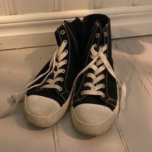 Svarta converse liknande skor storlek 38 inte jätte använda, hade de i ett år innan jag växte ur.  Köpte för 600kr säljer för 80kr