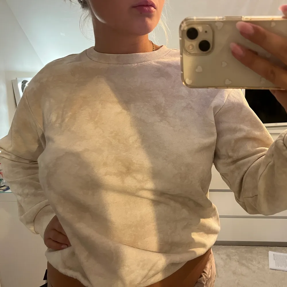 En beige sweatshirt med lite mönster på från hm🤪 kommer inte till användning längre🤘🏼. Tröjor & Koftor.