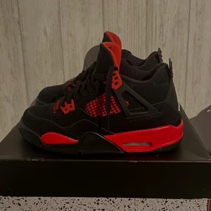 Jordan 4 - Air Jordan 4 Retro ”Red Thunder”. Köpta på merchsweden för 4999kr. Modell: Jordan 4 Skick: 10/10 (inga fläckar osv) har använt de 2-3 gånger. Kartong & kvitto finns! Säljs pga för liten storlek, de är väldigt små i storleken! 
