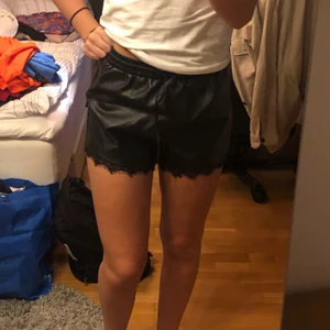 Lädershorts  - Nästan oanvända läder shorts från NA-KD 