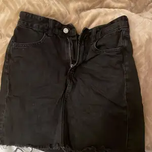 Jeans kjol från HM. Säljer denna för den är för liten. Knappt använd och inga fläckar