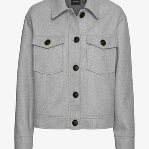 Jacka höst - Perfekt höstjacka från Vero Moda😍 säljer pga att jag har en annan så den kommer ej till användning, använd 1 gång. Säljer för endast 120kr. Kan mötas upp i Karlstad, annars betalar köparen frakten🤗